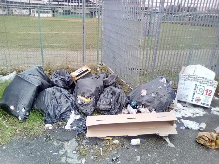 Il Centro per l'istruzione degli adulti: &laquo;Rifiuti abbandonati, da mesi chiediamo che vengano rimossi&raquo;