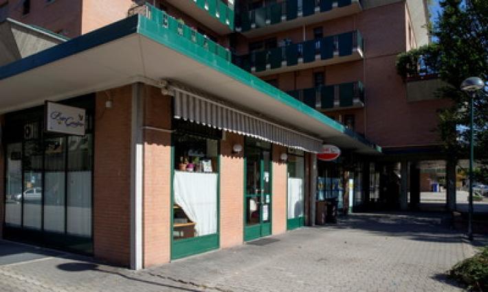 Via Savani: ordinano la colazione e rapinano la barista