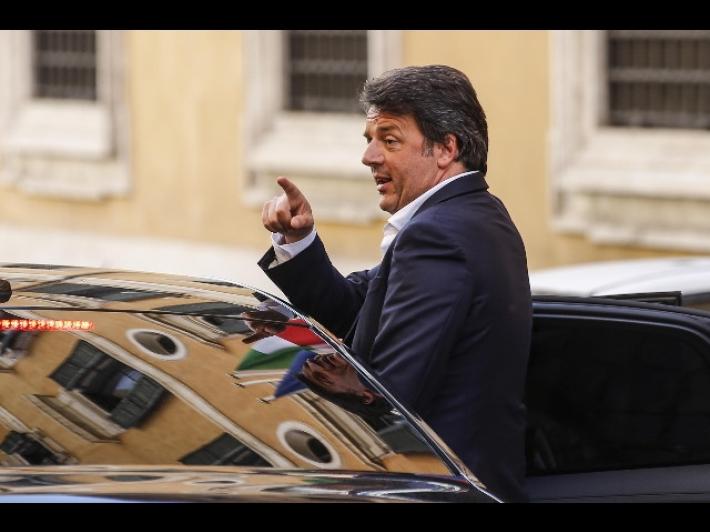 Renzi e i soldi: vivere "di" o "per" la politica