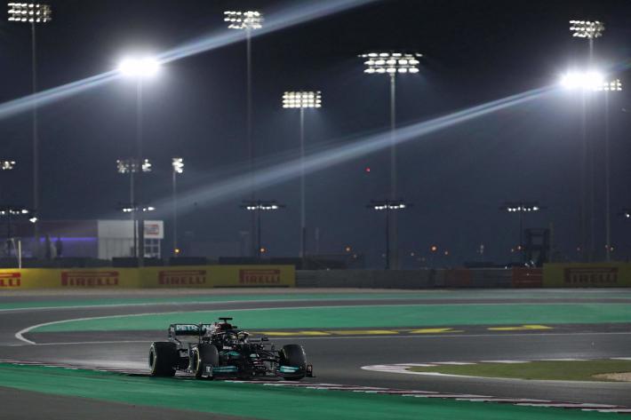 Qatar, trionfa Hamilton. Secondo Verstappen, terzo Alonso