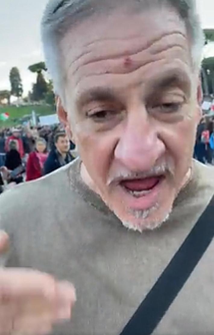Manifestazione no-vax a Roma, Selvaggia Lucarelli aggredita con una testata
