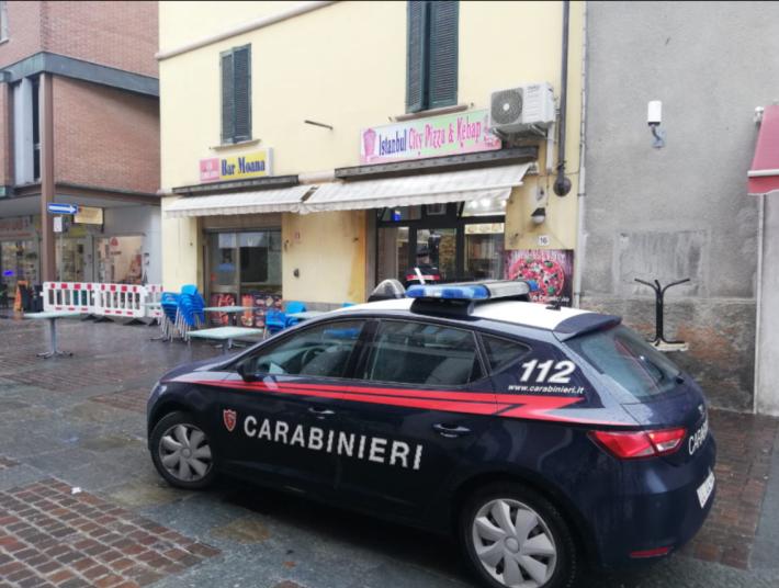 Fidenza, minaccia con una pistola il titolare di un kebab per avere una pizza. Mangia, paga e se ne va. identificato e denunciato