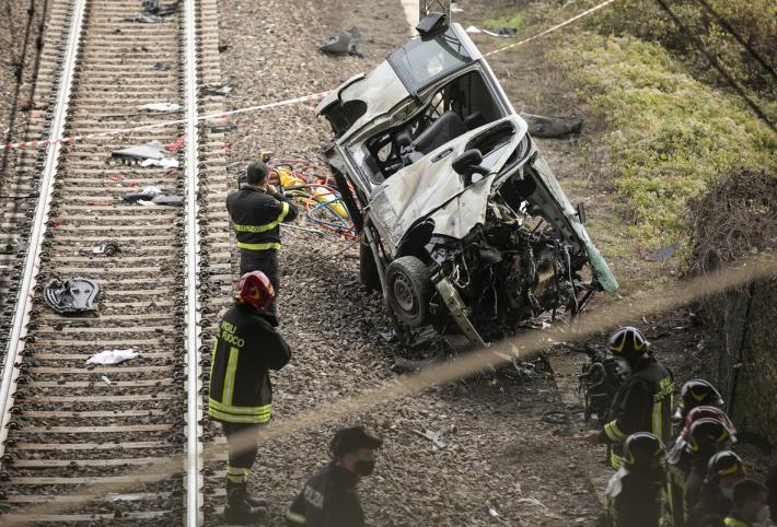 Tragedia sui binari, indagati l'autista del pulmino e il macchinista