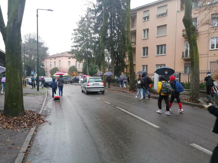 C'&egrave; il divieto ma  passa in auto e rompe il piede ad uno studente