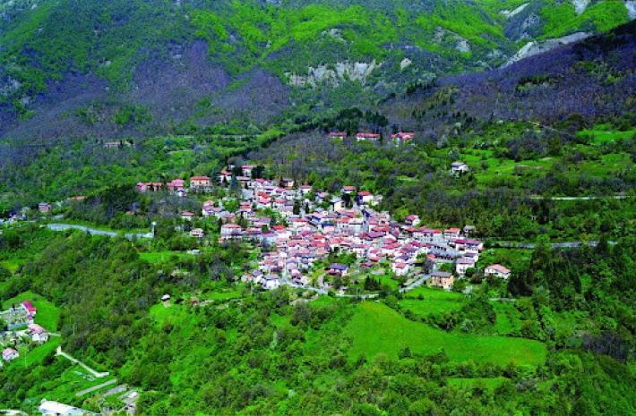 Ventasso, si impantana con l'auto nel bosco, ne ruba un'altra per tornare a casa