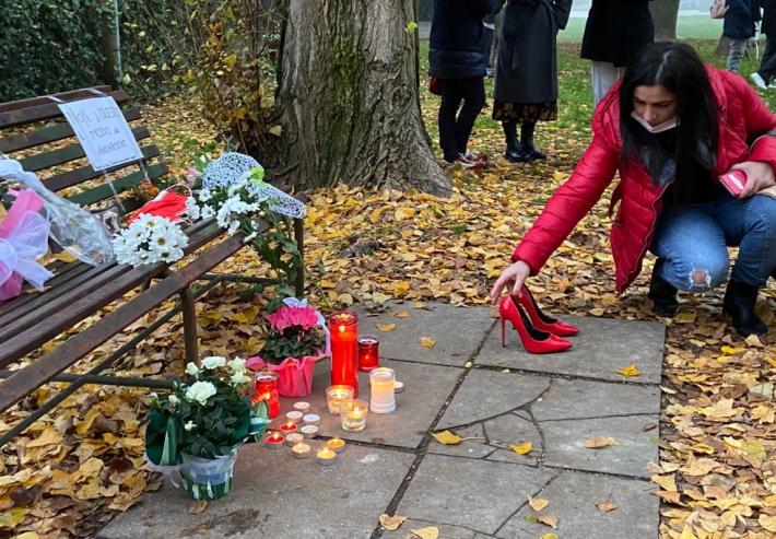 Fatali per Juana due coltellate al collo