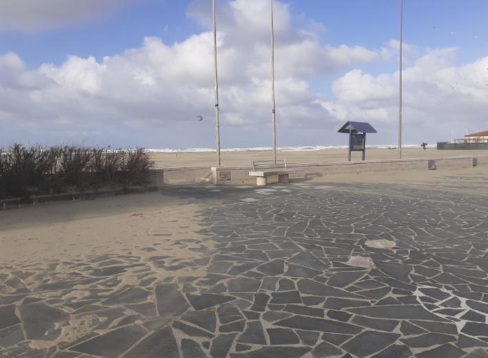 Vento forte a Viareggio fino a 80 km/h, il mare arriva alle cabine