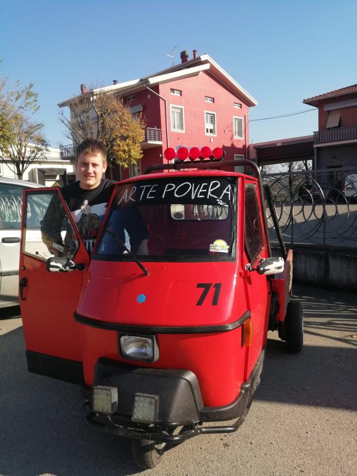 Vittorio, 15 anni, tutti i giorni a scuola in Ape Car