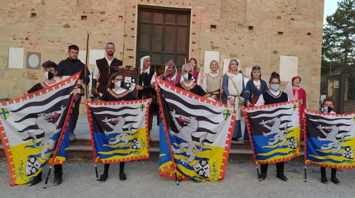 Rubati i preziosi drappi degli sbandieratori