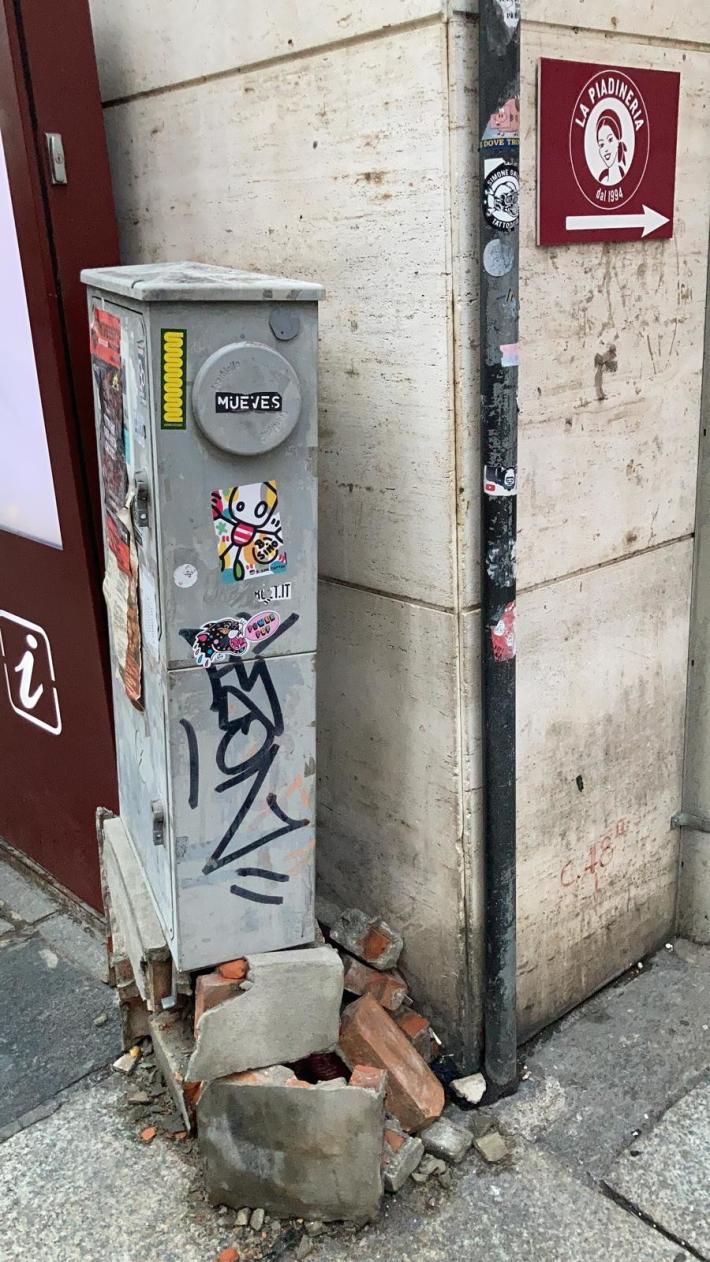 Vandali in azione in via Farini 