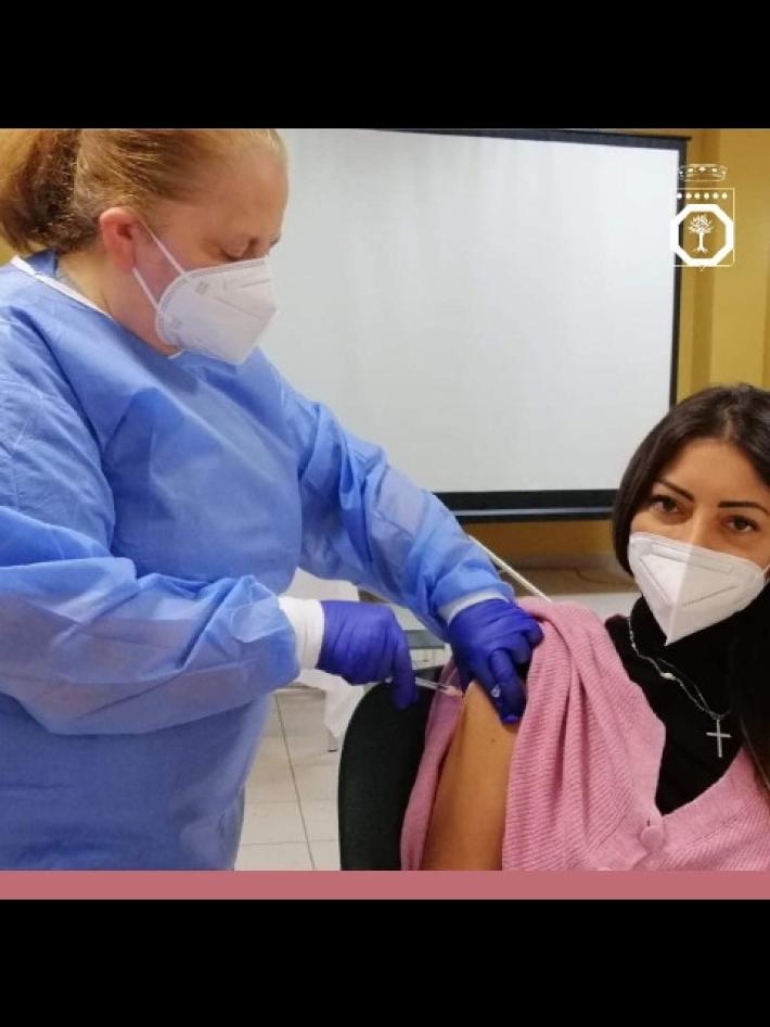 Vaccinazioni, da luned&igrave; arrivano via SMS gli appuntamenti per la terza dose 