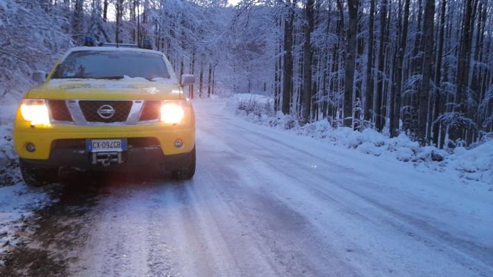 Ghiaccio, auto bloccata: famiglia soccorsa a Prato Spilla