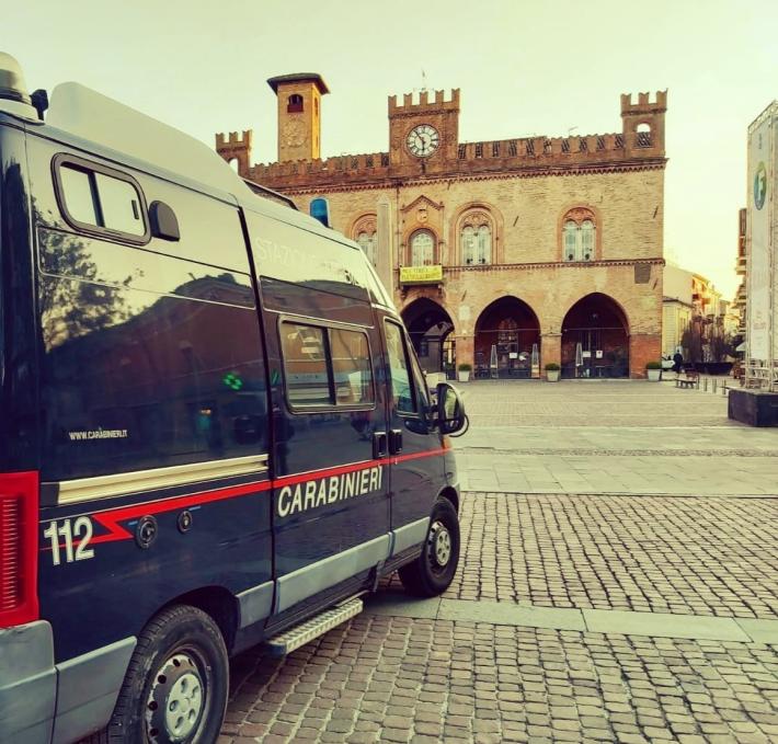 Ubriaco, tira fuori un coltello: fermato dai carabinieri con lo spray al peperoncino