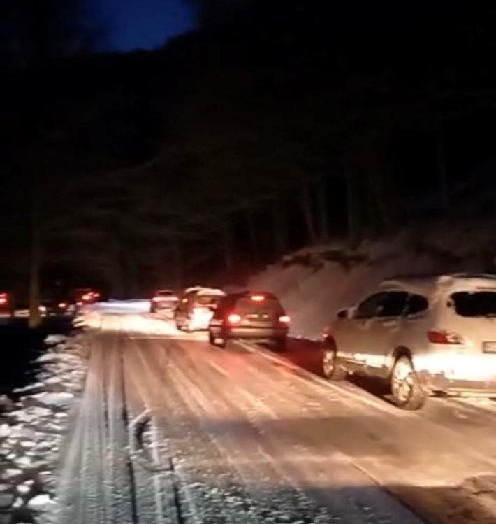 Lagdei, strada innevata e traffico bloccato per un'ora