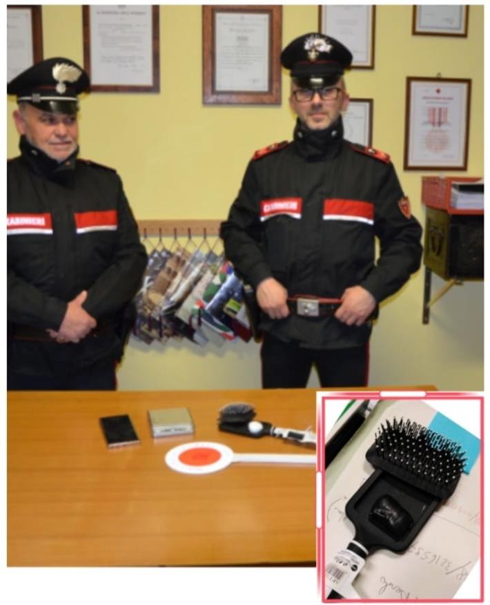 Nascondeva la cocaina nella sua spazzola da parrucchiere:&nbsp;arrestato un 53enne a Varsi