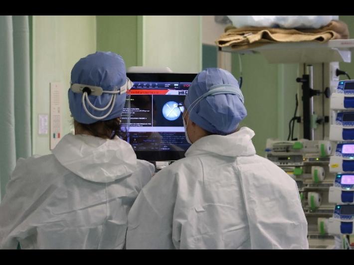 Oms: "La variante omicron sembra pi&ugrave; trasmissibile. Ma servono pi&ugrave; dati"