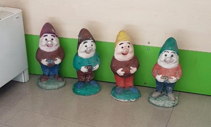 L'appello dei vigili: &laquo;Venite a riprendere i nani&raquo;