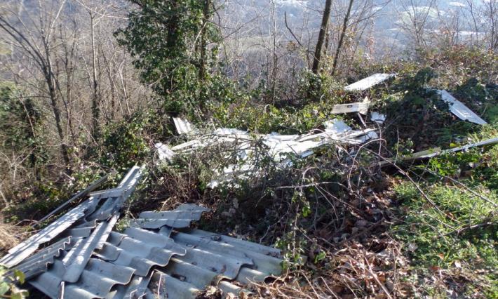 Amianto scaricato a lato della strada