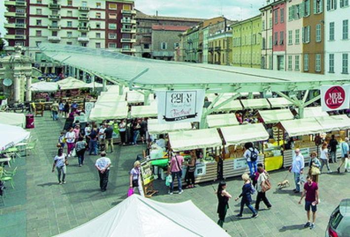 Il mercato profuma  dei mille sapori dell'Italia