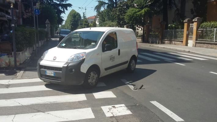 Via Zarotto, si apre piccola voragine in strada