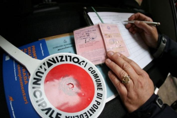 Ubriaco e neopatentato si schianta in auto contro delle macchine ferme a La Spezia: dovr&agrave; ridare l'esame di guida