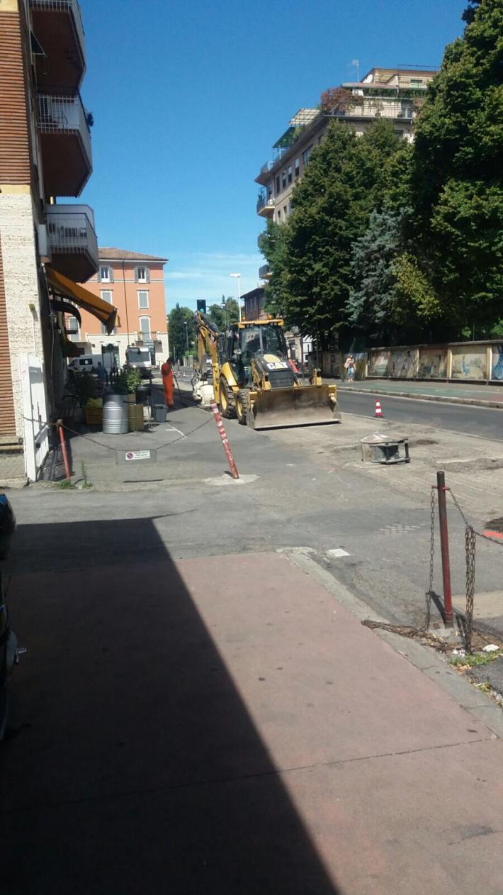 Lavori stradali in via Venezia. E disagi.