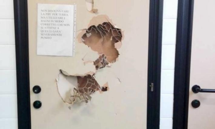 Chi ha rotto la porta dei bagni dei maschi?