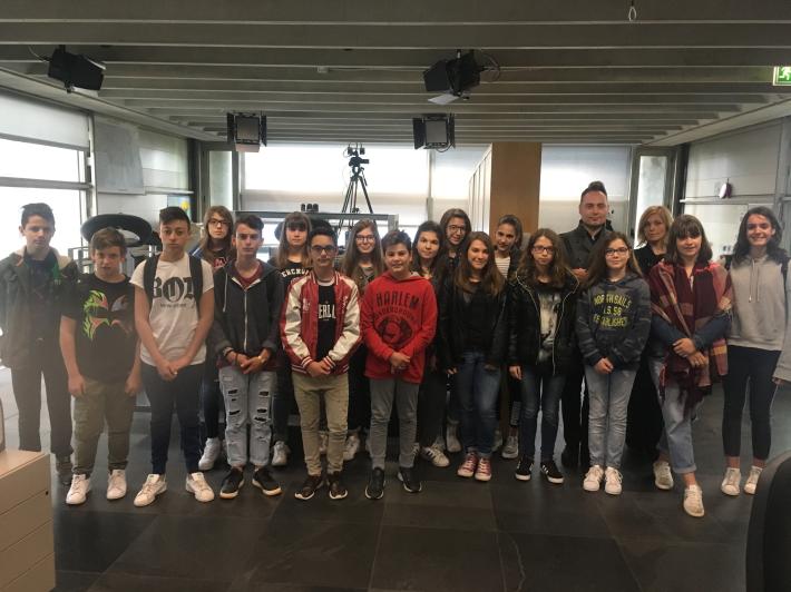 La 2&deg; A della scuola media di Trecasali visita la redazione