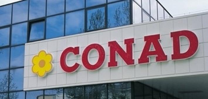 Assorbente fuori dal cestino, &ldquo;Chi ha il ciclo? Senn&ograve; vi calo le mutande io&rdquo;, Conad a Pecara allontana la direttrice