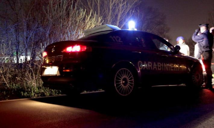 Anziano malato si perde nella notte, i carabinieri lo aiutano a ritrovare la sua casa