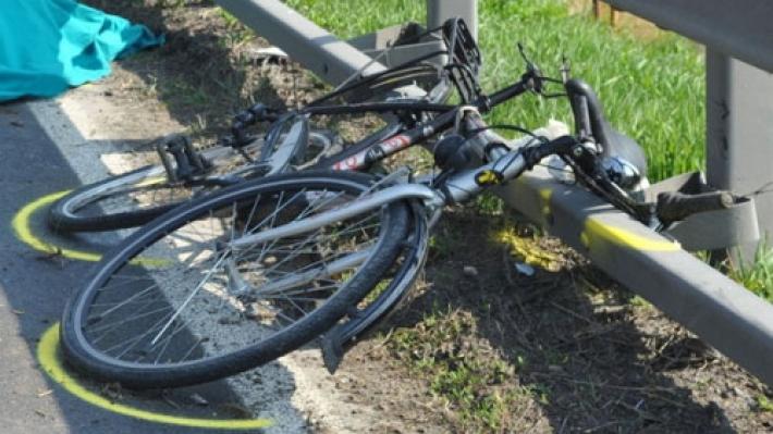 Trovato morto accanto alla bici, ipotesi pirata della strada