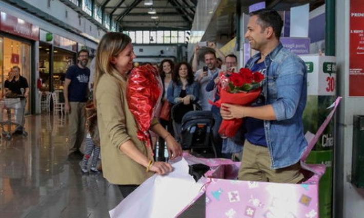 Esce dal pacco e le chiede: &laquo;Mi sposi?&raquo;