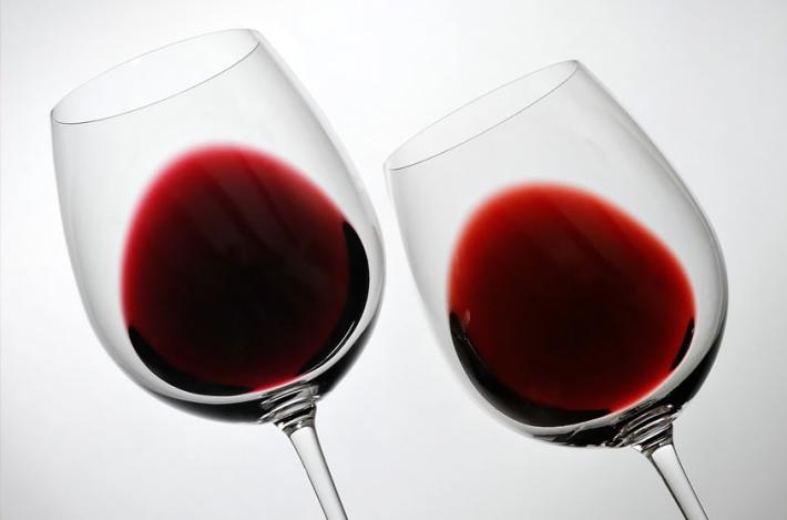 Bartender perde la vista, ora promuove degustazioni di vino al buio: "Ho preso ispirazione dalla parmigiana Hilde Soliani"