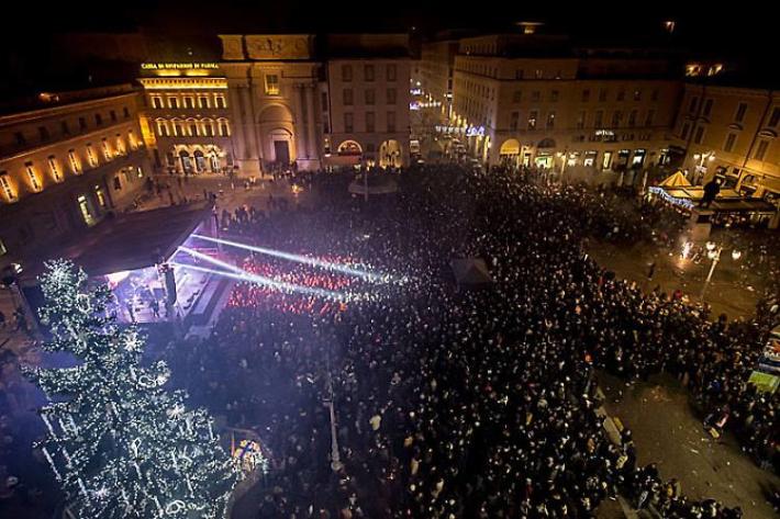 Lo spettacolo della notte di San Silvestro a Parma: le regole per la sicurezza in piazza Garibaldi 
