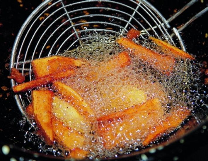 Mangiare troppi fritti (oltre alla cattiva digestione) pu&ograve; causare ansia e depressione: tutta colpa dell'acrilammide