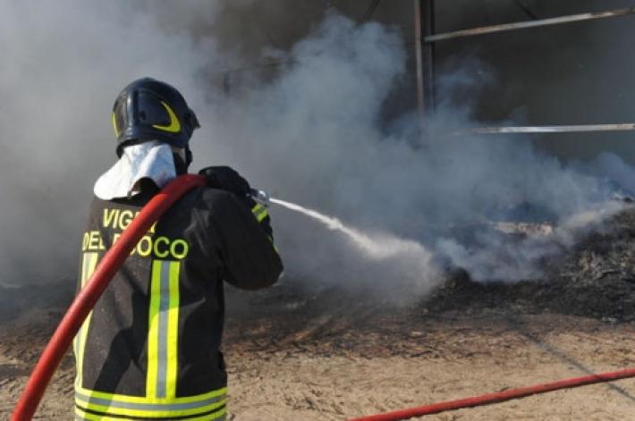 Paura nelle notte a Pilastrello: fienile in fiamme, vigili del fuoco ancora in azione 