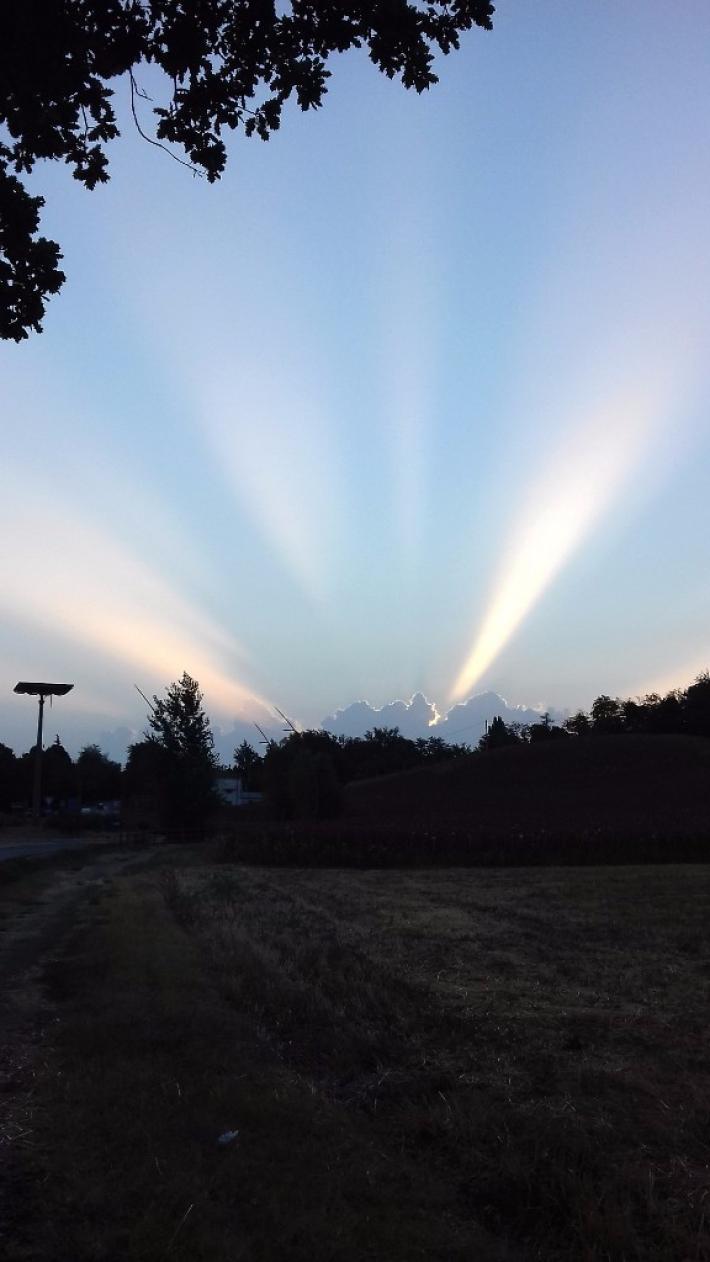 Alba "effetto laser" a Traversetolo