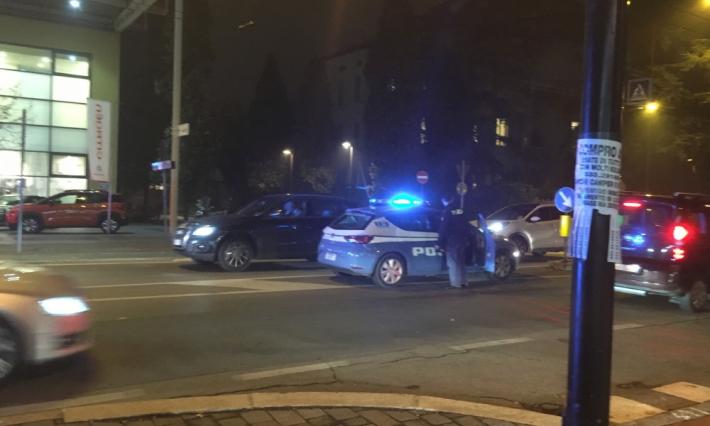 Rissa a bastonate tra giovanissimi