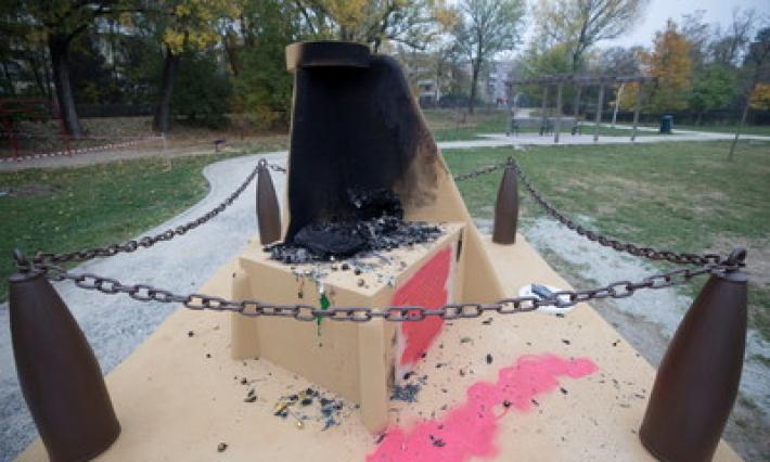 Monumento della Folgore danneggiato, &laquo;un gesto infame&raquo;