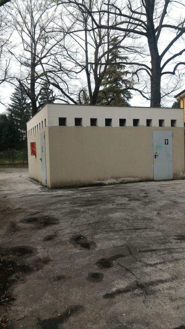 "Parco Ducale, i bagni pubblici ci sono  ma perennemente chiusi"