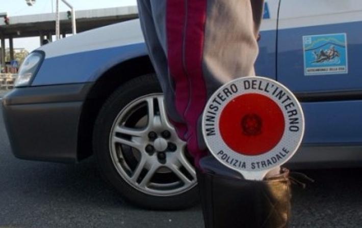 Auto ricoperta di letame dopo un sorpasso azzardato 