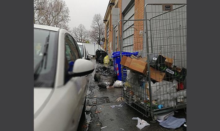 Rifiuti "ingombranti" in via Zara