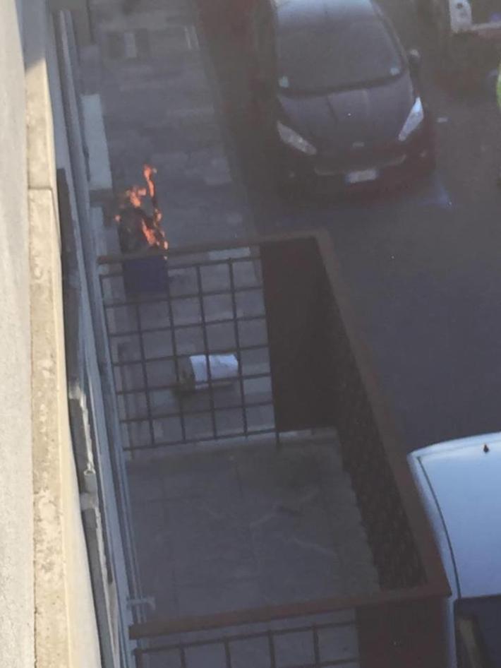 Stradello San Girolamo, un altro bidone dato alle fiamme