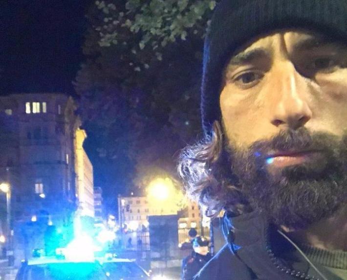 Striscia, Brumotti accerchiato dagli spacciatori  al  parco Sempione di Milano