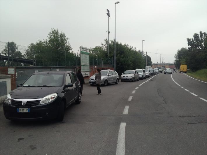 "Via Bonomi, da un'ora in attesa. Cos&igrave; si incentiva la differenziata?"
