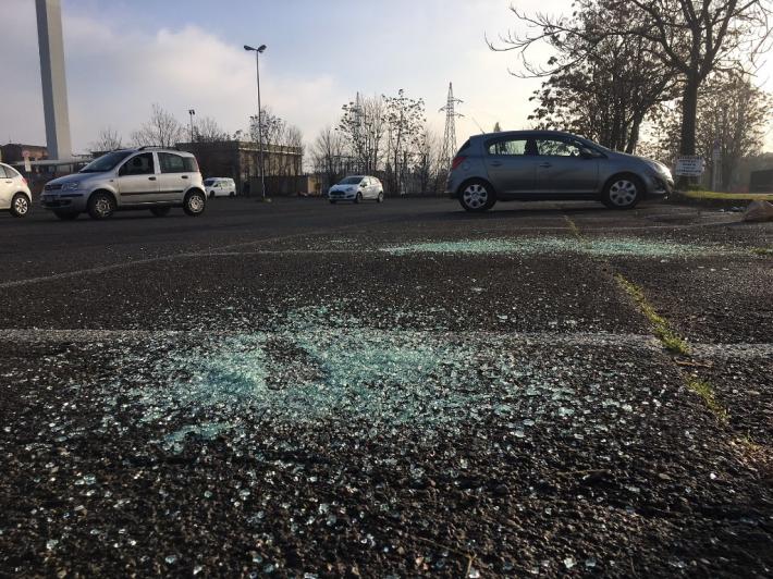 Strage di vetri nel parcheggio di via Lazio