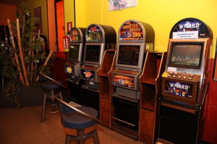 Giochi, il Tar Emilia dice no agli operatori: scuole troppo vicine, stop all'attivit&agrave; di due sale