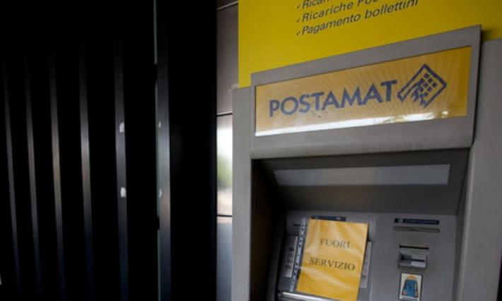 Clonano la Postpay e si impossessano di 15mila euro. Denunciati