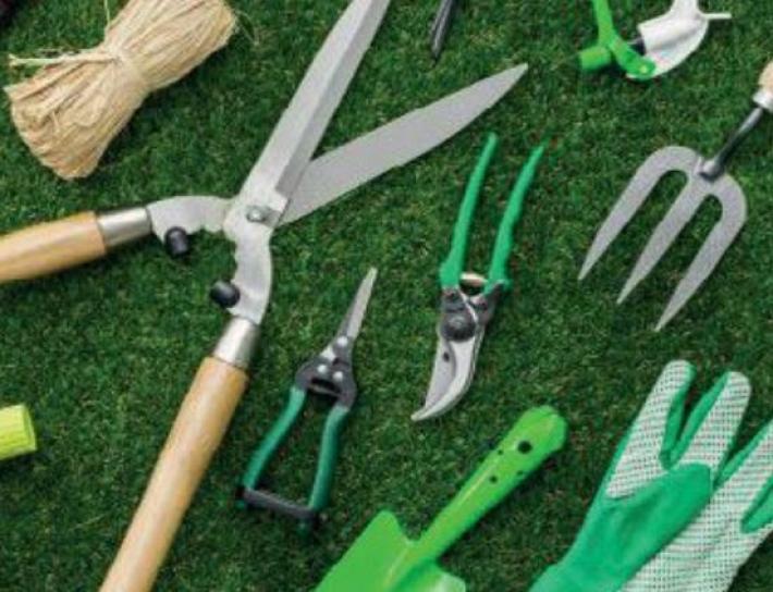 Accessori per ogni esigenza: gli attrezzi giusti per un verde al top