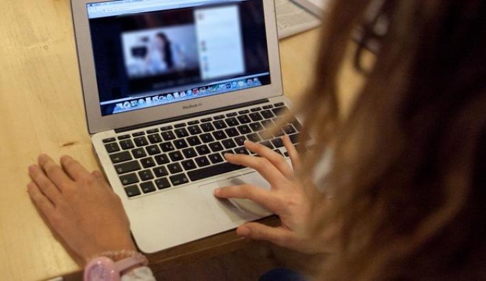 Pubblica la foto della suocera su un sito di incontri: a processo 